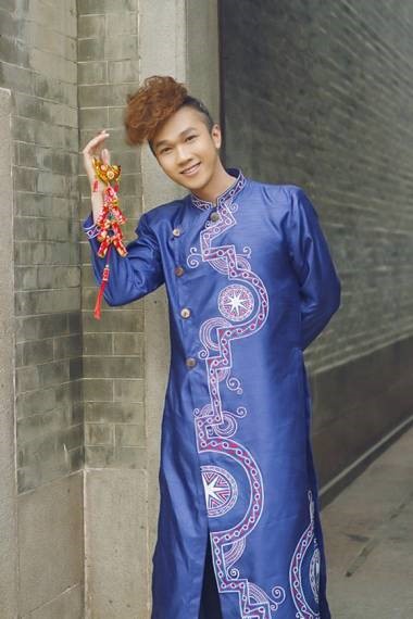 青いアオザイを着たベトナム人男性